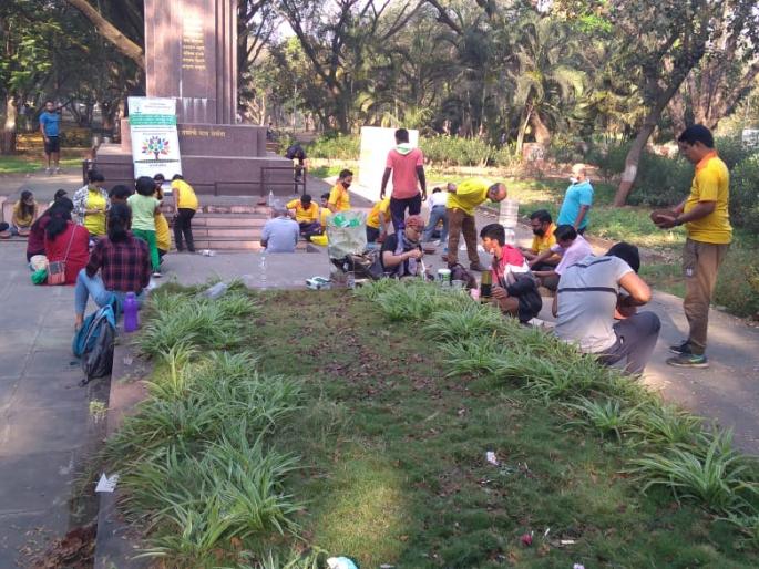 Nature lovers made water containers for birds | पक्ष्यांसाठी निसर्ग प्रेमींनी तयार केली जलपात्र Nature lovers made water containers for birds | पक्ष्यांसाठी निसर्ग प्रेमींनी तयार केली जलपात्र