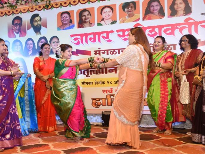 Chief Minister's daughter-in-law Vrushali Shinde holds fugadi; A Mangalaguri ceremony was held at Deonar | मुख्यमंत्र्यांच्या सुनेने धरला ठेका, घातली फुगडी; देवनार येथे रंगला मंगळागौरीचा सोहळा Chief Minister's daughter-in-law Vrushali Shinde holds fugadi; A Mangalaguri ceremony was held at Deonar | मुख्यमंत्र्यांच्या सुनेने धरला ठेका, घातली फुगडी; देवनार येथे रंगला मंगळागौरीचा सोहळा