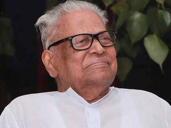 Former Chief Minister of Kerala, senior CPI(M) leader V.S. Achuthanandan passes away, breathed his last at the age of 101 | केरळचे माजी मुख्यमंत्री, ज्येष्ठ माकप नेते व्ही.एस. अच्युतानंदन यांचं निधन, वयाच्या १०१ व्या वर्षी घेतला अखेरचा श्वास Former Chief Minister of Kerala, senior CPI(M) leader V.S. Achuthanandan passes away, breathed his last at the age of 101 | केरळचे माजी मुख्यमंत्री, ज्येष्ठ माकप नेते व्ही.एस. अच्युतानंदन यांचं निधन, वयाच्या १०१ व्या वर्षी घेतला अखेरचा श्वास