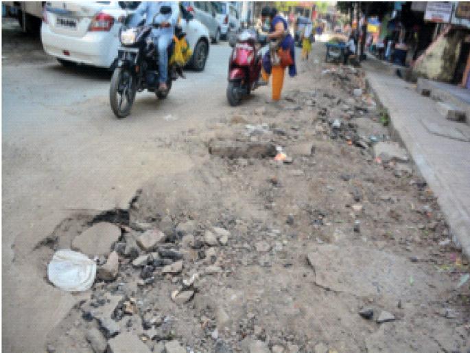 192 deaths in accidents during the year; Pits, road imbalances are fatal | वर्षभरातील अपघातांत १९२ जणांचा मृत्यू; खड्डे, रस्त्याचा असमतोलपणा ठरतोय जीवघेणा 192 deaths in accidents during the year; Pits, road imbalances are fatal | वर्षभरातील अपघातांत १९२ जणांचा मृत्यू; खड्डे, रस्त्याचा असमतोलपणा ठरतोय जीवघेणा