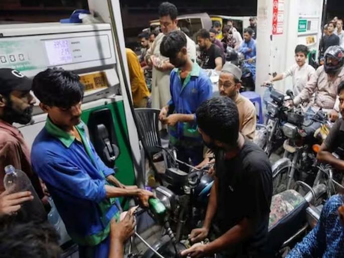In Pakistan, petrol is around Rs 300 per litre; Traders on the streets, an ultimatum to the government | पाकिस्तानात पेट्रोल चक्क ३०० रुपये लीटर; व्यापारी रस्त्यावर, सरकारला अल्टिमेटम In Pakistan, petrol is around Rs 300 per litre; Traders on the streets, an ultimatum to the government | पाकिस्तानात पेट्रोल चक्क ३०० रुपये लीटर; व्यापारी रस्त्यावर, सरकारला अल्टिमेटम