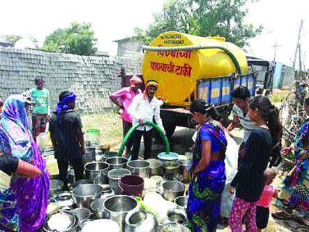 1,949 villages affected by scarcity | १,६९७ गाव-वाड्या टंचाईग्रस्त
