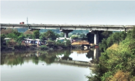 Traffic congestion due to flyover delays | उड्डाणपुलाच्या संथगतीमुळे वाहतूककोंडी, नागरिकांमध्ये संताप Traffic congestion due to flyover delays | उड्डाणपुलाच्या संथगतीमुळे वाहतूककोंडी, नागरिकांमध्ये संताप
