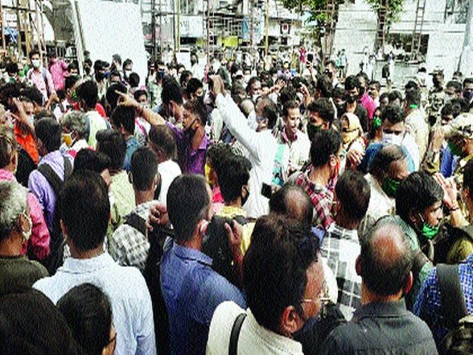 Eruption of passengers at Virar station; Demand to start a local for the general public | विरार स्थानकात प्रवाशांचा उद्रेक; सर्वसामान्यांसाठी लोकल सुरू करण्याची मागणी Eruption of passengers at Virar station; Demand to start a local for the general public | विरार स्थानकात प्रवाशांचा उद्रेक; सर्वसामान्यांसाठी लोकल सुरू करण्याची मागणी