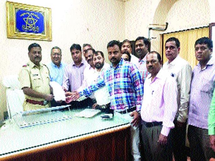 Demand immediate arrest of accused in connection with theft of iron | लोखंड चोरीप्रकरणी आरोपींना तत्काळ अटक करण्याची मागणी Demand immediate arrest of accused in connection with theft of iron | लोखंड चोरीप्रकरणी आरोपींना तत्काळ अटक करण्याची मागणी