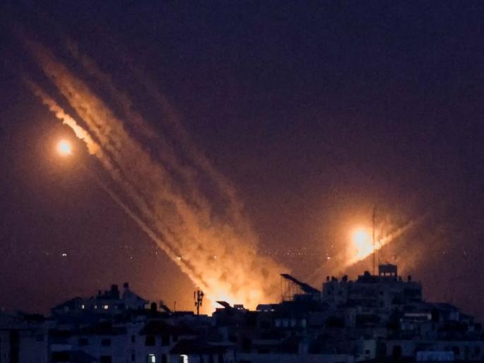 Israeli airstrikes on two banks used by Hamas; Many places in the Gaza Strip are in chaos | हमासने वापरलेल्या दोन बँकांवर इस्रायलचा हवाई हल्ला; गाझा पट्टीतील अनेक ठिकाणं उद्धवस्त Israeli airstrikes on two banks used by Hamas; Many places in the Gaza Strip are in chaos | हमासने वापरलेल्या दोन बँकांवर इस्रायलचा हवाई हल्ला; गाझा पट्टीतील अनेक ठिकाणं उद्धवस्त