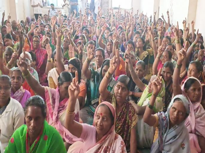 Women strongly oppose the new liquor shop in Vathar Satara District | सातारा: वाठारमधील नव्या दारू दुकानास महिलांचा कडाडून विरोध, ग्रामसभेत महिलांचा उठाव Women strongly oppose the new liquor shop in Vathar Satara District | सातारा: वाठारमधील नव्या दारू दुकानास महिलांचा कडाडून विरोध, ग्रामसभेत महिलांचा उठाव
