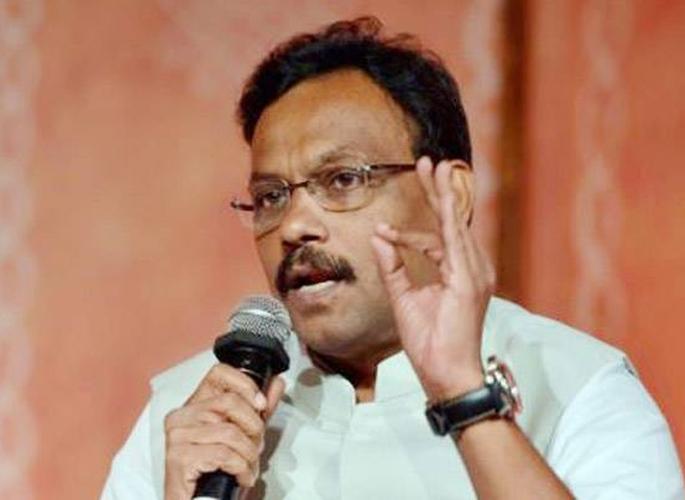 Contractor's bills go out No money for the poor - Tawde | कंत्राटदारांची बिले निघतात गरीबांसाठी पैसा नाही - तावडे Contractor's bills go out No money for the poor - Tawde | कंत्राटदारांची बिले निघतात गरीबांसाठी पैसा नाही - तावडे