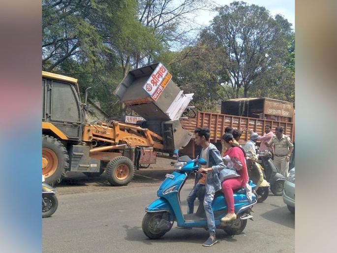 Clearance of 92 encroachments in Hanumannagar zone; 4 trucks of materials seized | हनुमाननगर झोनमधील ९२ अतिक्रमणांचा सफाया; ४ ट्रक साहित्य जप्त Clearance of 92 encroachments in Hanumannagar zone; 4 trucks of materials seized | हनुमाननगर झोनमधील ९२ अतिक्रमणांचा सफाया; ४ ट्रक साहित्य जप्त