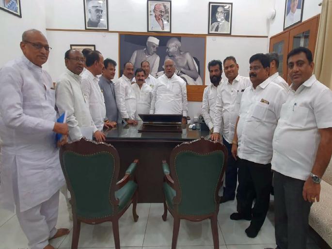 In support of Nana Patole, Congress delegation visits Mallikarjun Kharge at Delhi | पटोले यांच्या समर्थनात काँग्रेसचे शिष्टमंडळ दिल्ली दरबारी, मल्लिकार्जुन खरगे यांची घेतली भेट In support of Nana Patole, Congress delegation visits Mallikarjun Kharge at Delhi | पटोले यांच्या समर्थनात काँग्रेसचे शिष्टमंडळ दिल्ली दरबारी, मल्लिकार्जुन खरगे यांची घेतली भेट