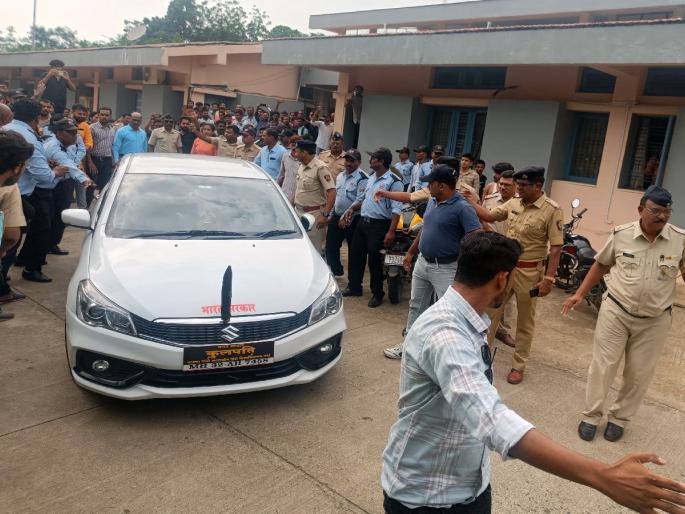 professor suspension case, tension in MGA Hindi University; Students surround VC's car | प्राध्यापक निलंबन प्रकरणाचे पडसाद, हिंदी विश्वविद्यालयात तणाव; कुलगुरुंच्या वाहनाला विद्यार्थ्यांचा घेराव professor suspension case, tension in MGA Hindi University; Students surround VC's car | प्राध्यापक निलंबन प्रकरणाचे पडसाद, हिंदी विश्वविद्यालयात तणाव; कुलगुरुंच्या वाहनाला विद्यार्थ्यांचा घेराव