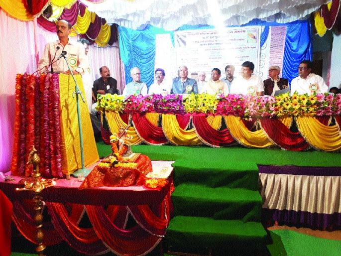 People's culture and caste system has been categorized | जव्हारची लोकसंस्कृती अन् जाती व्यवस्था झाली शब्दबद्ध People's culture and caste system has been categorized | जव्हारची लोकसंस्कृती अन् जाती व्यवस्था झाली शब्दबद्ध