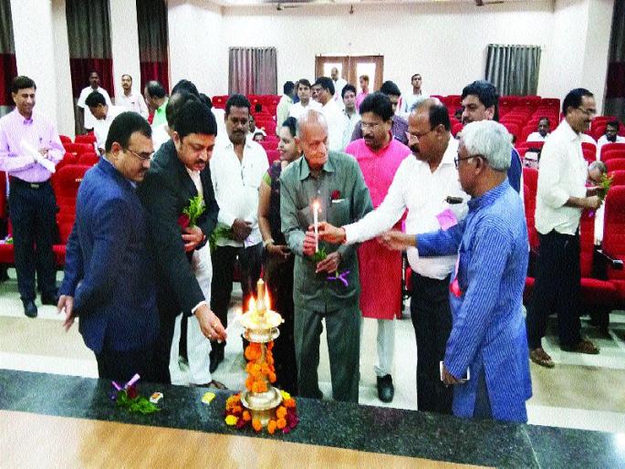 Due to passive public representatives due to development, | निष्क्रीय लोकप्रतिनिधींमुळे विकास खोळंबला, चर्चासत्रातील सूर Due to passive public representatives due to development, | निष्क्रीय लोकप्रतिनिधींमुळे विकास खोळंबला, चर्चासत्रातील सूर