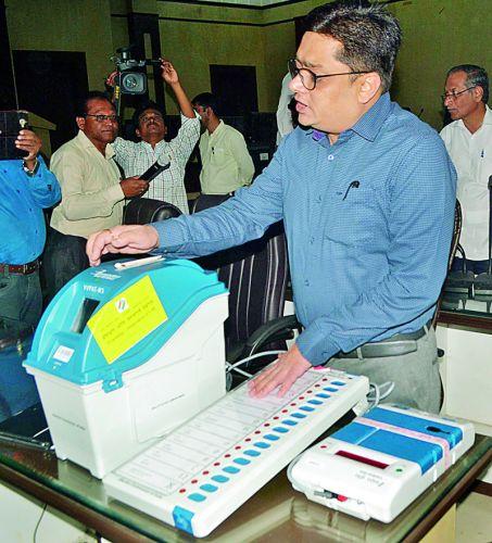 100% VVPAT Usage: Demonstrations at 3800 locations | १०० टक्के व्हीव्हीपॅटचा वापर : ३८०० ठिकाणी प्रात्यक्षिके 100% VVPAT Usage: Demonstrations at 3800 locations | १०० टक्के व्हीव्हीपॅटचा वापर : ३८०० ठिकाणी प्रात्यक्षिके