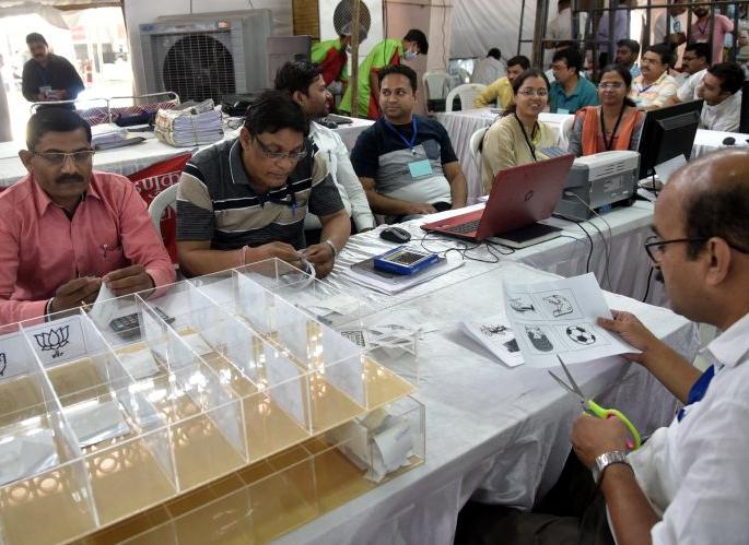 Equal voting in EVMs, VVPATs in Nagpur Lok Sabha Constituency | नागपूर लोकसभा मतदार संघातील ईव्हीएम, व्हीव्हीपॅटमधील मते निघाली समान Equal voting in EVMs, VVPATs in Nagpur Lok Sabha Constituency | नागपूर लोकसभा मतदार संघातील ईव्हीएम, व्हीव्हीपॅटमधील मते निघाली समान