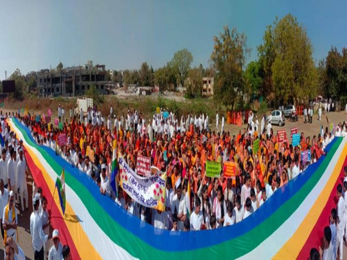 Jains march in Karanja to maintain the sanctity of Sammed Shikharji shrine | सम्मेद शिखरजी तीर्थक्षेत्राचे पावित्र्य राखण्याठी कारंजात जैनांचा मोर्चा Jains march in Karanja to maintain the sanctity of Sammed Shikharji shrine | सम्मेद शिखरजी तीर्थक्षेत्राचे पावित्र्य राखण्याठी कारंजात जैनांचा मोर्चा