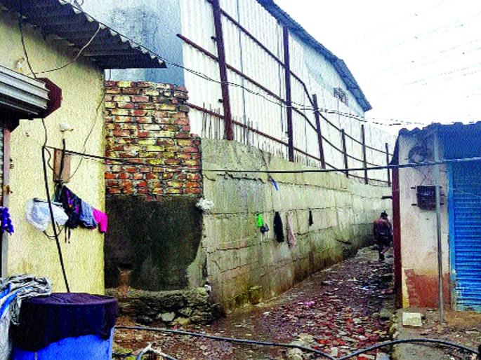 Like pune & Malad tragedy can happen in Vasai | वसईमध्ये घडू शकते पुणे; मालाडसारखी घटना, भीतीच्या छायेखाली शिवापाड्यातील नागरिक Like pune & Malad tragedy can happen in Vasai | वसईमध्ये घडू शकते पुणे; मालाडसारखी घटना, भीतीच्या छायेखाली शिवापाड्यातील नागरिक