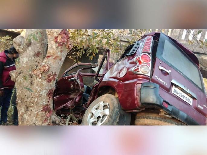 Uncontrolled Scorpio hits roadside tree, death of mother and grandfather with four-year-old daughter; 3 seriously injured gondia | अनियंत्रित स्कार्पिओ उलटली, चार वर्षांच्या चिमुकलीसह आई व आजोबाचा मृत्यू; तीन गंभीर Uncontrolled Scorpio hits roadside tree, death of mother and grandfather with four-year-old daughter; 3 seriously injured gondia | अनियंत्रित स्कार्पिओ उलटली, चार वर्षांच्या चिमुकलीसह आई व आजोबाचा मृत्यू; तीन गंभीर