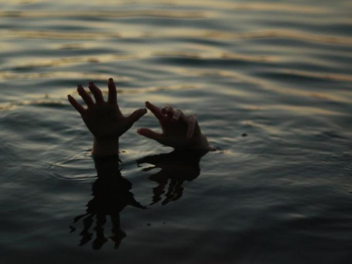 The two were died in the Wainganga river in Gadchiroli district | गडचिरोली जिल्ह्यातील वैनगंगा नदीत दोघांना जलसमाधी The two were died in the Wainganga river in Gadchiroli district | गडचिरोली जिल्ह्यातील वैनगंगा नदीत दोघांना जलसमाधी