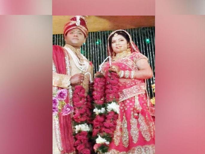 Crime News: Shocking! The wife was hanging herself in the bedroom; Husband was making video... | Crime News: धक्कादायक! बेडरुममध्ये गळफास लावून घेत होती पत्नी; पती व्हिडीओ बनवत होता... Crime News: Shocking! The wife was hanging herself in the bedroom; Husband was making video... | Crime News: धक्कादायक! बेडरुममध्ये गळफास लावून घेत होती पत्नी; पती व्हिडीओ बनवत होता...