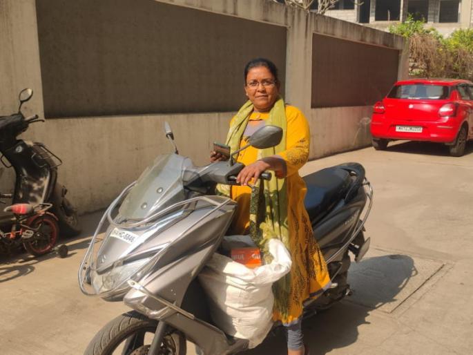 They take up the burden of dreams and contribute to the world by delivering goods | Women's Day Special: हाती घेतला स्वप्नांचा भार अन् वस्तूंची डिलीव्हरी करत त्या लावतात संसाराला हातभार They take up the burden of dreams and contribute to the world by delivering goods | Women's Day Special: हाती घेतला स्वप्नांचा भार अन् वस्तूंची डिलीव्हरी करत त्या लावतात संसाराला हातभार