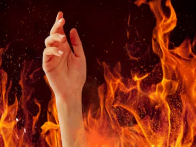 An attempt to burn his wife by pouring petrol on her Burns on mouth, hands and chest | दारूच्या नशेत पत्नीच्या अंगावर पेट्रोल टाकून जाळण्याचा प्रयत्न; तोंड, हात आणि छातीला भाजले An attempt to burn his wife by pouring petrol on her Burns on mouth, hands and chest | दारूच्या नशेत पत्नीच्या अंगावर पेट्रोल टाकून जाळण्याचा प्रयत्न; तोंड, हात आणि छातीला भाजले