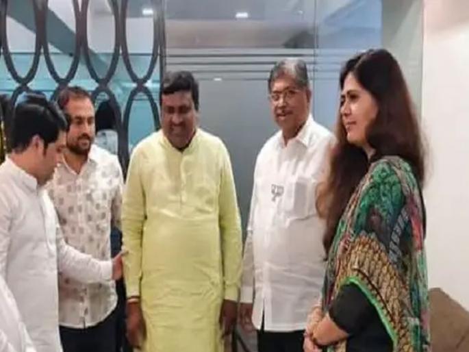 Bjp State president Chandrakant Patil meets Pankaja Munde | एकाच पक्षाचे दोन नेते भेटतात तेव्हा...; 'नाराज' पंकजा मुंडेंची चंद्रकांत पाटलांनी घेतली भेट Bjp State president Chandrakant Patil meets Pankaja Munde | एकाच पक्षाचे दोन नेते भेटतात तेव्हा...; 'नाराज' पंकजा मुंडेंची चंद्रकांत पाटलांनी घेतली भेट