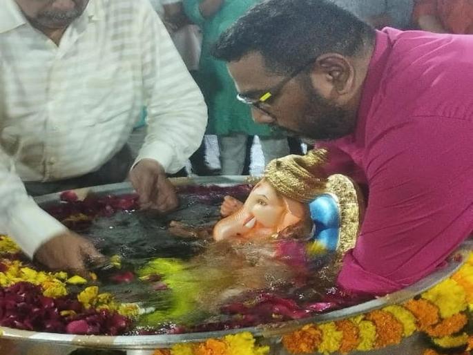 Shri Ganesh immersion for the first time in 112 years; Shri Anand Bharti is the ideal set by the society | ११२ वर्षांत प्रथमच पर्यावरण पूरक श्री गणेश विसर्जन; श्री आनंद भारती समाजाने ठेवला आदर्श Shri Ganesh immersion for the first time in 112 years; Shri Anand Bharti is the ideal set by the society | ११२ वर्षांत प्रथमच पर्यावरण पूरक श्री गणेश विसर्जन; श्री आनंद भारती समाजाने ठेवला आदर्श