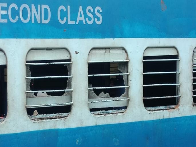 Maharashtra Bandh: Stone pelting on Tirupati Express near Nanded, 7 trains canceled | Maharashtra Bandh : नांदेडनजीक तिरूपती एक्स्प्रेसवर दगडफेक; विभागातील ११ रेल्वेगाड्या रद्द Maharashtra Bandh: Stone pelting on Tirupati Express near Nanded, 7 trains canceled | Maharashtra Bandh : नांदेडनजीक तिरूपती एक्स्प्रेसवर दगडफेक; विभागातील ११ रेल्वेगाड्या रद्द