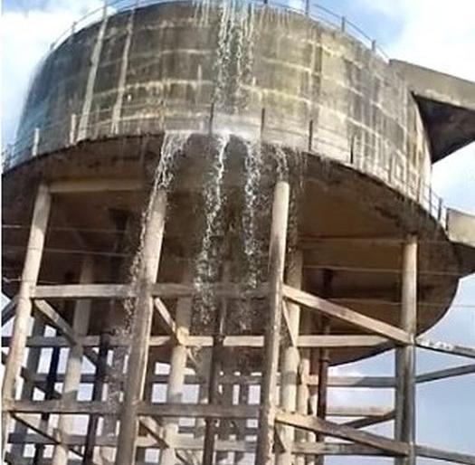 There is no drinking water for the citizens here, but the tank overflows there; View from Yavatmal | इकडे प्यायला पाणी नाही, तिकडे टाकी मात्र ओव्हर फ्लो; यवतमाळमधले दृष्य There is no drinking water for the citizens here, but the tank overflows there; View from Yavatmal | इकडे प्यायला पाणी नाही, तिकडे टाकी मात्र ओव्हर फ्लो; यवतमाळमधले दृष्य