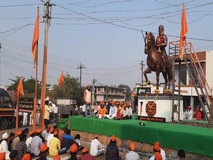 An equestrian statue of Shivaji Maharaj was erected at night in Ashta Sangli district | Sangli News: शिवप्रेमींचा गनिमी कावा, आष्ट्यात रात्रीत उभारला शिवरायांचा अश्वारुढ पुतळा An equestrian statue of Shivaji Maharaj was erected at night in Ashta Sangli district | Sangli News: शिवप्रेमींचा गनिमी कावा, आष्ट्यात रात्रीत उभारला शिवरायांचा अश्वारुढ पुतळा