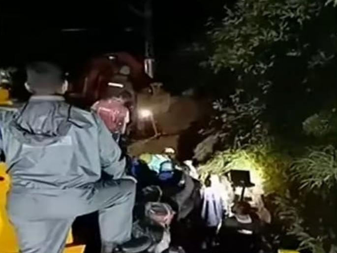 Mumbai-Pune Train Update: landslide on Mumbai-Pune railway track cracks; Traffic from Pune towards Mumbai was diverted to another route | Mumbai-Pune Train Update: मुंबई-पुणे रेल्वेमार्गावर दरड कोसळली; पुण्याहून मुंबईच्या दिशेने जाणारी वाहतूक दुसऱ्या मार्गावर वळविली Mumbai-Pune Train Update: landslide on Mumbai-Pune railway track cracks; Traffic from Pune towards Mumbai was diverted to another route | Mumbai-Pune Train Update: मुंबई-पुणे रेल्वेमार्गावर दरड कोसळली; पुण्याहून मुंबईच्या दिशेने जाणारी वाहतूक दुसऱ्या मार्गावर वळविली