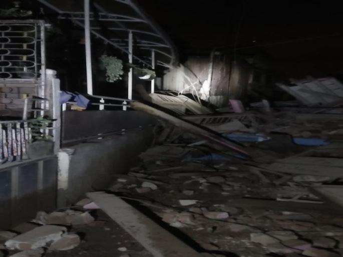 Five wards collapsed at night | पत्त्याच्या इमल्यासारखे पाच वाडे रात्री एकाचवेळी कोसळले Five wards collapsed at night | पत्त्याच्या इमल्यासारखे पाच वाडे रात्री एकाचवेळी कोसळले