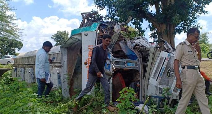 Tanker strikes a tree in an attempt to avoid patholes | खड्डे चुकविण्याच्या प्रयत्नात टँकरची झाडाला धडक  Tanker strikes a tree in an attempt to avoid patholes | खड्डे चुकविण्याच्या प्रयत्नात टँकरची झाडाला धडक