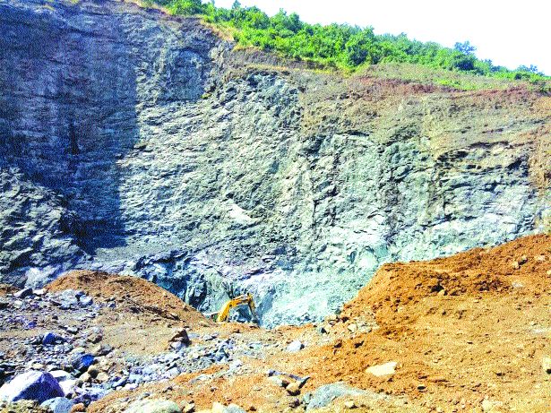 The stone-slab, crushers continue in the fort | वाड्यामधील दगडखाणी, क्रशर सुरूच The stone-slab, crushers continue in the fort | वाड्यामधील दगडखाणी, क्रशर सुरूच
