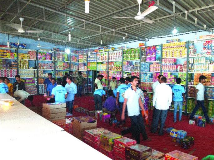 Fireworks shops for Diwali in the castle; Customers' rush | वाड्यात दिवाळीसाठी फटाक्यांची दुकाने सजली; ग्राहकांची गर्दी Fireworks shops for Diwali in the castle; Customers' rush | वाड्यात दिवाळीसाठी फटाक्यांची दुकाने सजली; ग्राहकांची गर्दी