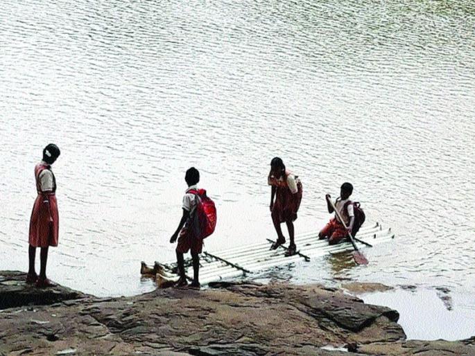 Fierce travels from students' shelf for education | शिक्षणासाठी विद्यार्थ्यांचा तराप्यावरून जीवघेणा प्रवास Fierce travels from students' shelf for education | शिक्षणासाठी विद्यार्थ्यांचा तराप्यावरून जीवघेणा प्रवास