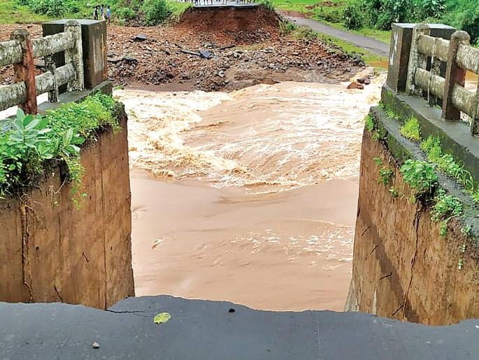 Five villages in the Wadi are hit by floods | वाड्यातील ६० गावांना पुराचा तडाखा; पूल गेला वाहून Five villages in the Wadi are hit by floods | वाड्यातील ६० गावांना पुराचा तडाखा; पूल गेला वाहून