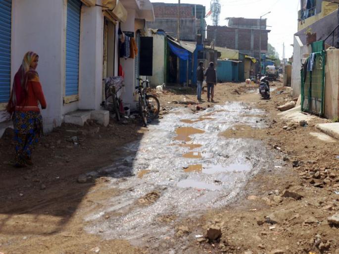 Correcting the road after three months of reversal; Citizen stricken | तीन महिने उलटूनही रस्ता होईना दुरूस्त; नागरिक त्रस्त Correcting the road after three months of reversal; Citizen stricken | तीन महिने उलटूनही रस्ता होईना दुरूस्त; नागरिक त्रस्त