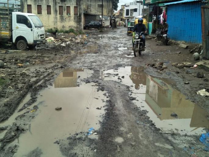 Khadech-Khadde on Wadala-Gopalwadi road; Corpse of the corpse | वडाळा-गोपालवाडी रस्त्यावर खड्डेच-खड्डे; मनपाचा कानाडोळा Khadech-Khadde on Wadala-Gopalwadi road; Corpse of the corpse | वडाळा-गोपालवाडी रस्त्यावर खड्डेच-खड्डे; मनपाचा कानाडोळा