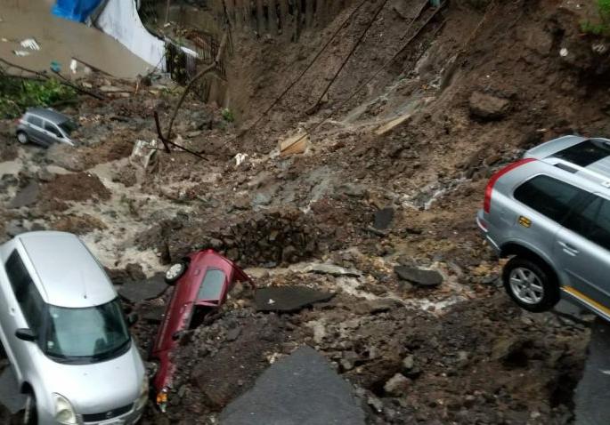 Mumbai's base is low, the city will collapse tomorrow | मुंबईचा पाया खचला आहे, उद्या शहर कोसळेल Mumbai's base is low, the city will collapse tomorrow | मुंबईचा पाया खचला आहे, उद्या शहर कोसळेल