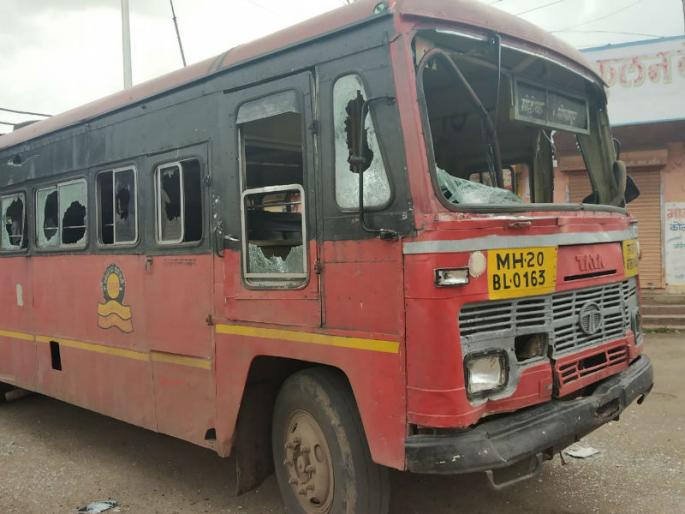 ST buses burnt at Wadala, Maratha society aggressor | वडाळा येथे एसटी बसेस जाळल्या, मराठा समाज आक्रमक ST buses burnt at Wadala, Maratha society aggressor | वडाळा येथे एसटी बसेस जाळल्या, मराठा समाज आक्रमक