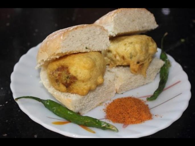 the students take on day with only Vada Pav and Biscuits | वडापाव आणि बिस्कीटांवर विद्यार्थी काढताहेत दिवस  