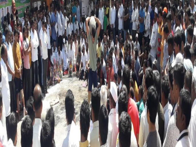 chirag waghavle won a competation in Wadgaon Maval | वडगाव मावळ येथील अवजड दगड गोटे उचलण्याच्या स्पर्धेत चिराग वाघवले विजेता chirag waghavle won a competation in Wadgaon Maval | वडगाव मावळ येथील अवजड दगड गोटे उचलण्याच्या स्पर्धेत चिराग वाघवले विजेता