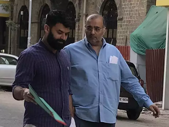 corona virus - Mumbai's businessman came to England | corona virus- मुंबईच्या उद्योगपतीचा उद्योग आला अंगलट, वधवाना कुटुंबियांसह 23 जणांवर गुन्हा दाखल corona virus - Mumbai's businessman came to England | corona virus- मुंबईच्या उद्योगपतीचा उद्योग आला अंगलट, वधवाना कुटुंबियांसह 23 जणांवर गुन्हा दाखल