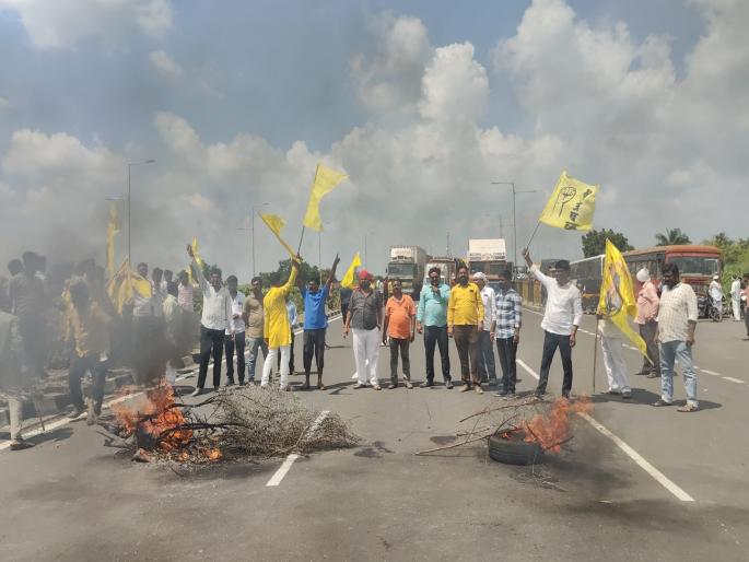 Rastraroko at Wadigodri to protest attack on Laxman Hake; Dhule-Solapur highway blocked | लक्ष्मण हाके यांच्यावरील हल्ल्याच्या निषेधार्थ वडीगोद्री येथे रस्तारोको; धुळे-सोलापूर महामार्ग ठप्प Rastraroko at Wadigodri to protest attack on Laxman Hake; Dhule-Solapur highway blocked | लक्ष्मण हाके यांच्यावरील हल्ल्याच्या निषेधार्थ वडीगोद्री येथे रस्तारोको; धुळे-सोलापूर महामार्ग ठप्प