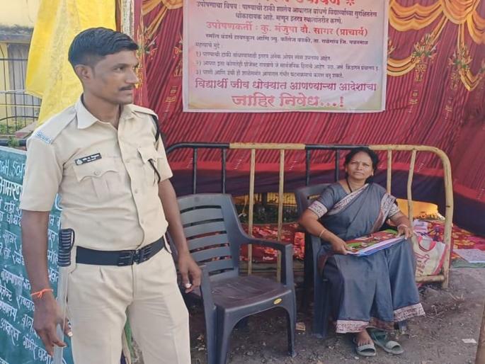 The case is Baka... Citizens want water, schools want playgrounds; Headmistress's hunger strike | प्रसंग आहे बाका... नागरिकांना हवे पाणी, शाळेला हवे क्रीडांगण; मुख्याध्यापिकेचे उपोषण The case is Baka... Citizens want water, schools want playgrounds; Headmistress's hunger strike | प्रसंग आहे बाका... नागरिकांना हवे पाणी, शाळेला हवे क्रीडांगण; मुख्याध्यापिकेचे उपोषण