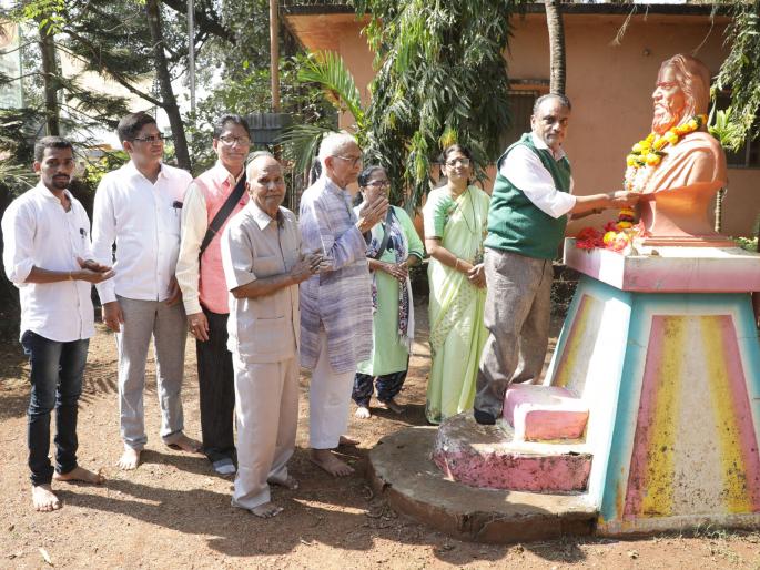 .... Only then will the Universalist understand the importance of Mahatma Gandhi: Shripal Sabnis | .... तरच विश्वात्मक महात्मा गांधींचे महत्व समजेल : श्रीपाल सबनीस