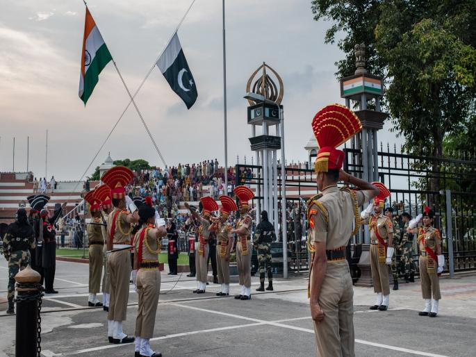Important meeting between India and Pakistan on LoC lasted 75 minutes; What was the topic of discussion? | LoC वर भारत आणि पाकिस्तानमध्ये 75 मिनिटे चालली महत्वाची बैठक; कोणत्या विषयावर चर्चा? Important meeting between India and Pakistan on LoC lasted 75 minutes; What was the topic of discussion? | LoC वर भारत आणि पाकिस्तानमध्ये 75 मिनिटे चालली महत्वाची बैठक; कोणत्या विषयावर चर्चा?