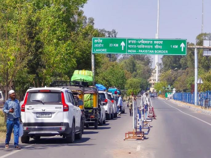 Pahalgam Terror Attack : Pakistani citizens rush to return home, long queues at the border | मुदत संपली! मायदेशात परतण्यासाठी पाकिस्तानी नागरिकांची धावाधाव, बॉर्डरवर रांगा... Pahalgam Terror Attack : Pakistani citizens rush to return home, long queues at the border | मुदत संपली! मायदेशात परतण्यासाठी पाकिस्तानी नागरिकांची धावाधाव, बॉर्डरवर रांगा...